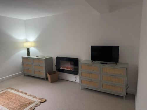 Una televisión o centro de entretenimiento en Glyder Flat - North Wales