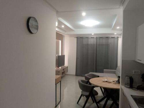 a living room with a table and a dining room at Noa Coast in Akouda