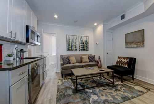 Η κουζίνα ή μικρή κουζίνα στο Dupont Circle-suite 6kalorama Luxury Apartment