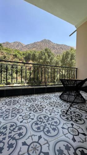 balcón con mesa y vistas a las montañas en Kasbah Itran Appart, en Setti Fatma
