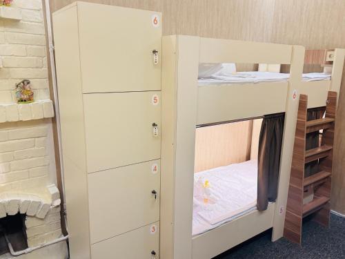 Ένα ή περισσότερα κρεβάτια σε δωμάτιο στο Alina Home Baku hostel
