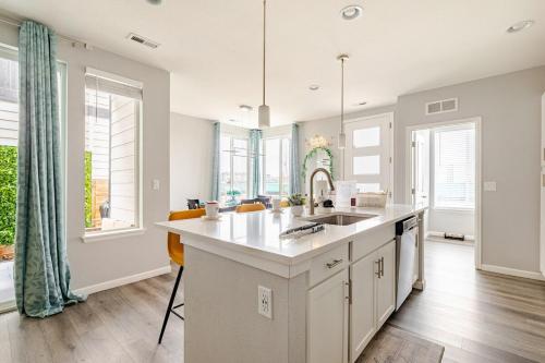 Φωτογραφία από το άλμπουμ του Spacious 4BD Near Denver w BBQ, Game Room & Office σε Commerce City