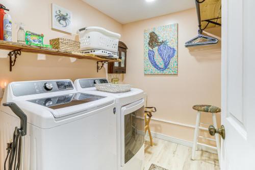 a laundry room with a washer and dryer at 7 Mi to Kitty Hawk Pier and Beach Studio with Patio! 