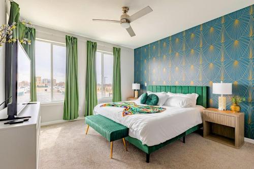 Ένα ή περισσότερα κρεβάτια σε δωμάτιο στο Spacious 4BD Near Denver w BBQ, Game Room & Office