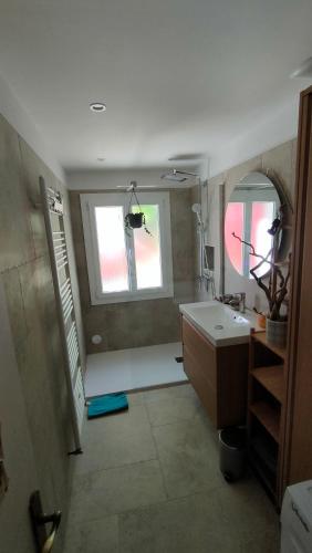 une salle de bain avec un lavabo et une fenêtre dans l'établissement Maison Bocage - lumineuse avec jardin, à Carcassonne