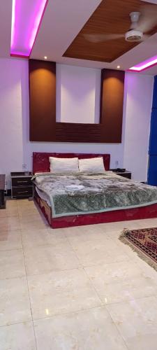 Ένα ή περισσότερα κρεβάτια σε δωμάτιο στο kalam rezidor hotel