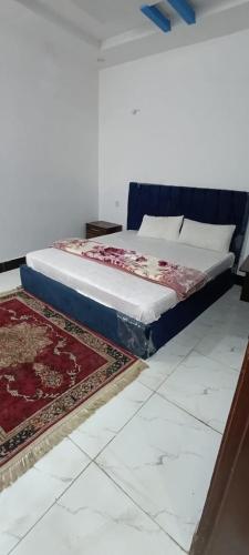 Ένα ή περισσότερα κρεβάτια σε δωμάτιο στο kalam rezidor hotel