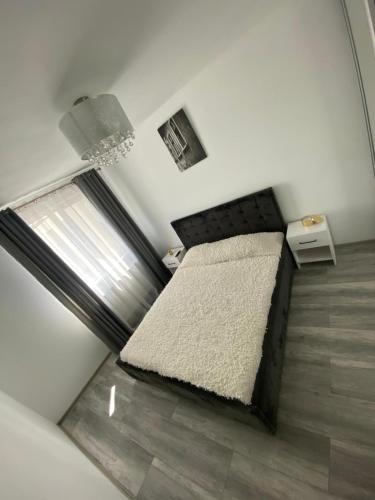 a small bedroom with a bed and a window at Claudiu apartament 's59 in Cluj-Napoca