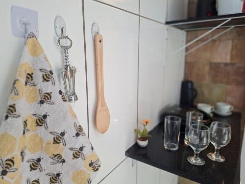 a kitchen with glasses and a towel on a counter at Kitnet Lua - Mobiliada in Belo Horizonte