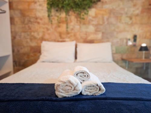 a towel sitting on top of a bed at Kitnet Lua - Mobiliada in Belo Horizonte