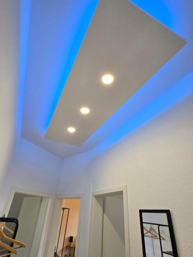 a blue light on a ceiling in a room at Stilvoll zu Hause mit Charme, bis zu 7 Personen in Halberstadt