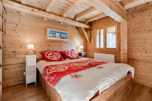 a bedroom with a bed in a log cabin at L'échappée Belle en Montagne - site location-chalet in Mieussy