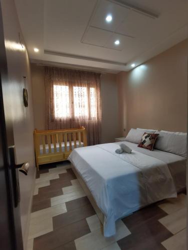 a bedroom with a large bed and a window at Passo Nador 3 chambres in Nador