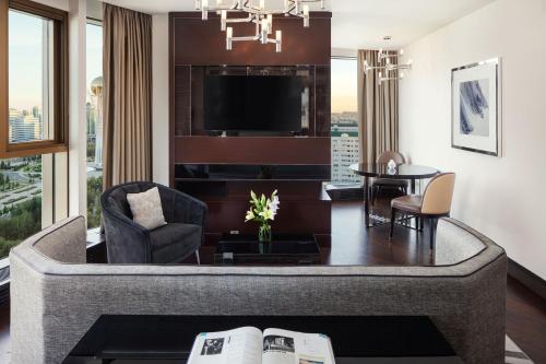 TV a/nebo společenská místnost v ubytování The Ritz-Carlton, Astana