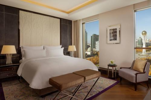 Postel nebo postele na pokoji v ubytování The Ritz-Carlton, Astana