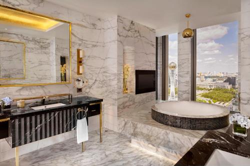 TV a/nebo společenská místnost v ubytování The Ritz-Carlton, Astana