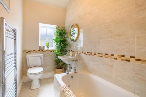 Et badeværelse på World Heritage Saltaire Stylish Cottage