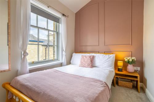 En eller flere senge i et værelse på World Heritage Saltaire Stylish Cottage