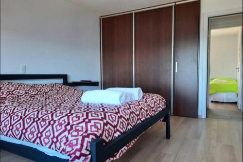 エル・カラファテにあるLuxury Villa en El Calafate, Argentinaのベッドルーム1室(ベッド1台、赤と白の毛布付)