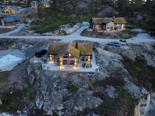eine Luftaufnahme eines Hauses auf einem felsigen Hügel in der Unterkunft Modern Family Cabin By Gautefall Ski Trails in Gautefall