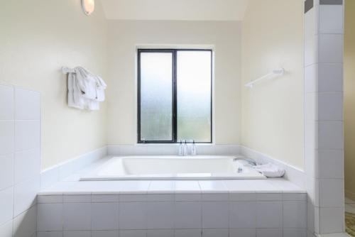 Koupelna v ubytování Soak in Bluff & Ocean Views at Blair with Hot Tub