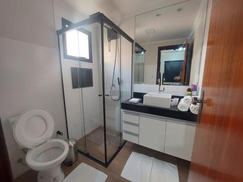 a bathroom with a shower and a toilet and a sink at Apartamento Luxuoso decorado e mobiliado in Ribeirão Preto