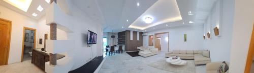 two images of a living room with at Loft Panoram IV in Tunis