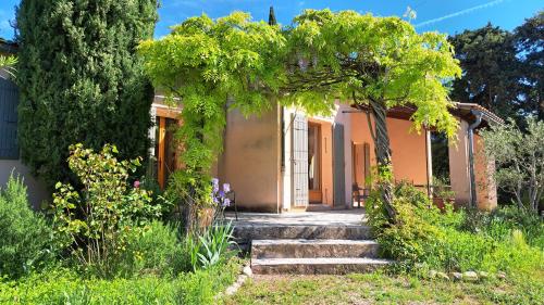 a house with a pathway leading to the front yard at Maison Aksel in Beaumes-de-Venise