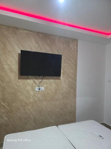 a flat screen tv on the wall of a bedroom at Vila Mara in Gornja Toplica