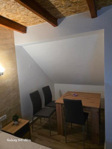 a dining room with two chairs and a table at Vila Mara in Gornja Toplica