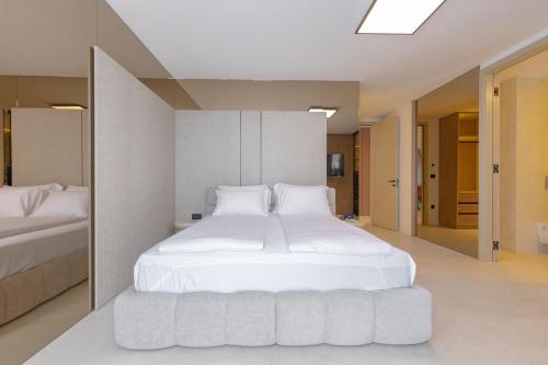 サラエボにあるForest Nestのベッドルーム(大きな白いベッド1台付)