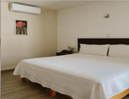 Cama ou camas em um quarto em Noas Hotel