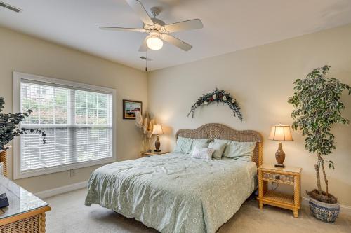 une chambre avec un lit et un ventilateur de plafond dans l'établissement 4 Mi to Sunset Beach Resort-Style Family Condo, à Sunset Beach