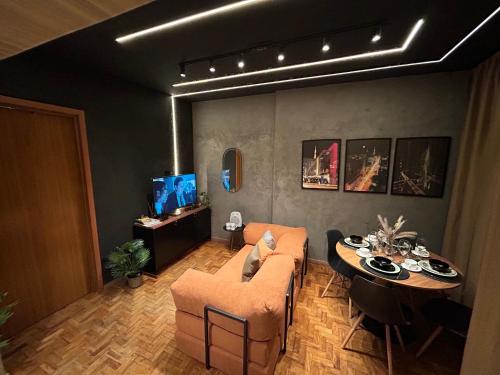 a living room with a couch and a table at Top Jardins - nos Jardins sem sair da Avenida Paulista, localização imbatível! in Sao Paulo