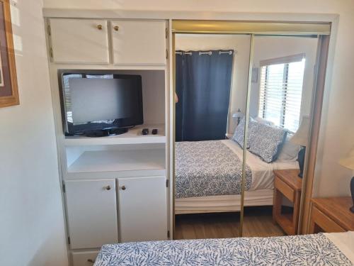 Un ou plusieurs lits dans un hébergement de l'établissement Oceanfront Cabin 3 W Jacuzzi & Impressive Views