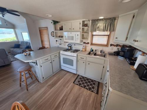 Cuisine ou kitchenette dans l'établissement Oceanfront Cabin 3 W Jacuzzi & Impressive Views