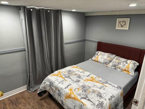 a bedroom with a bed and a curtain at Modern Riverside 3BR, 2 Lounges, Office, by Casino in Windsor