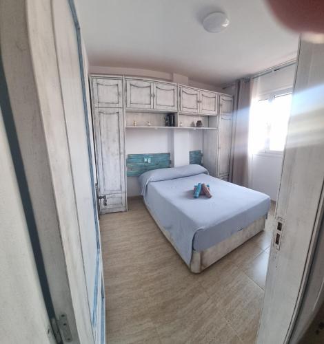 a bedroom with a bed and cabinets in it at La mariposa in Parque Holandes