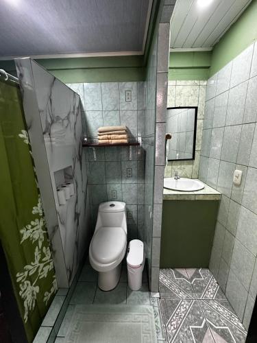 Ein Badezimmer in der Unterkunft Caribbean View House