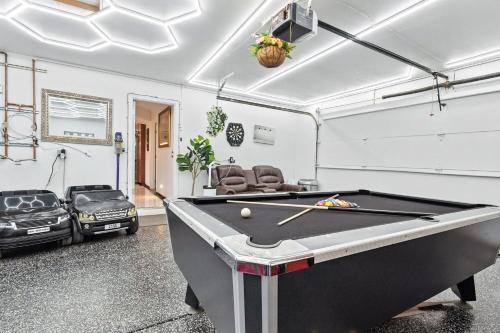 Meja biliard di Family Fun 4-bedroom house House with Pool & Hot Tub & Game Room & Mini Golf in Chandler