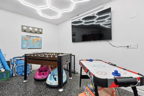 Televisyen dan/atau pusat hiburan di Family Fun 4-bedroom house House with Pool & Hot Tub & Game Room & Mini Golf in Chandler