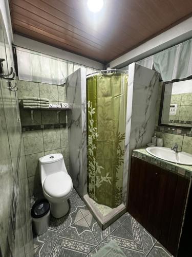 Ein Badezimmer in der Unterkunft Caribbean View House