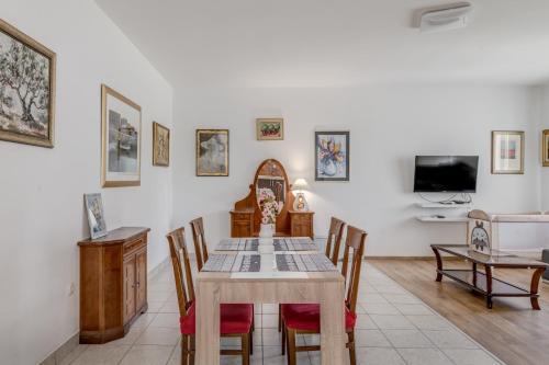 Beachfront apartment Drazen with patio & parking