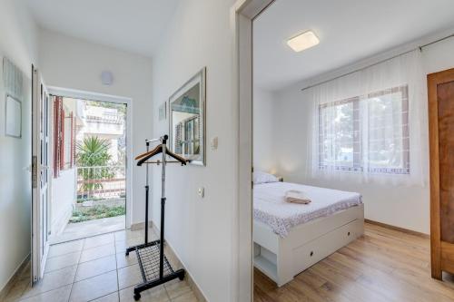Beachfront apartment Drazen with patio & parking