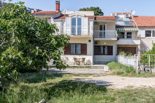 Beachfront apartment Drazen with patio & parking