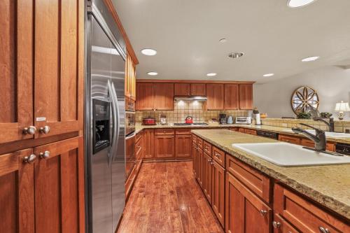 eine Küche mit Holzschränken und einem Edelstahlkühlschrank in der Unterkunft Spacious Elegance-Kirkwood-Timber Ridge 3 Bedroom residence in Kirkwood