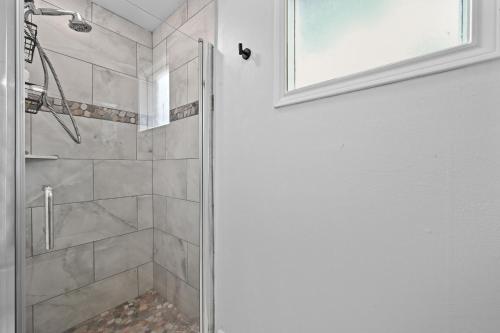 Ένα μπάνιο στο Austin Music Retreat - 5-Bedroom home with Pool and Game Room