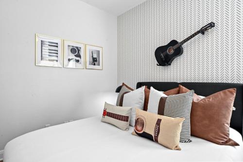 Ένα ή περισσότερα κρεβάτια σε δωμάτιο στο Austin Music Retreat - 5-Bedroom home with Pool and Game Room