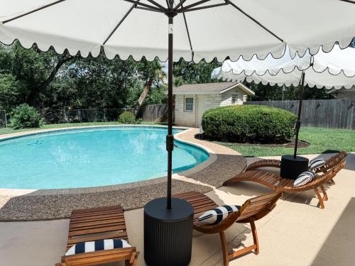 Πισίνα στο ή κοντά στο Austin Music Retreat - 5-Bedroom home with Pool and Game Room