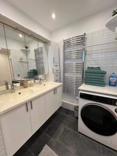 Ένα μπάνιο στο Spacious 2BR Balcony and AC